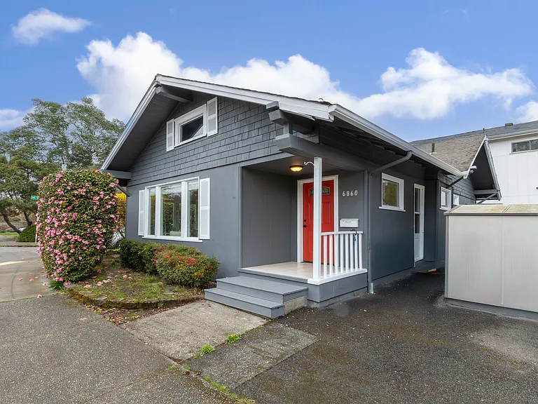 6860 25th Ave NE — Photo 1