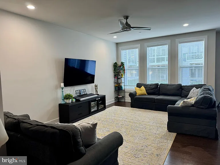 607 Mockernut Ct — Photo 4