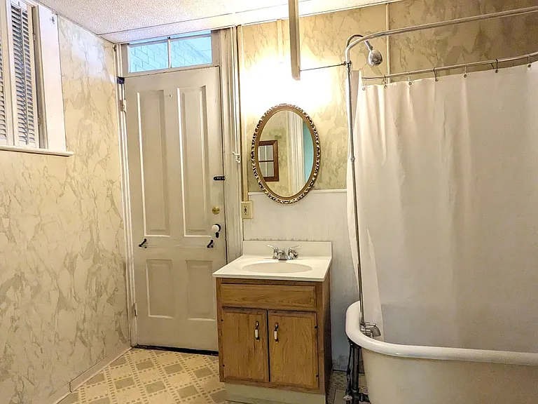 121 W Colby St — Photo 9