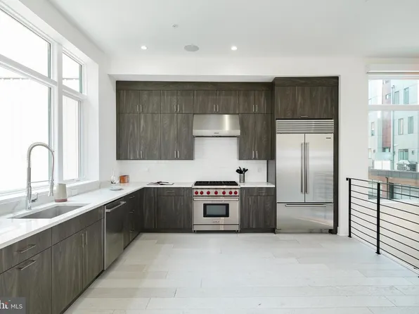 142R S Front St, Philadelphia, PA 19106