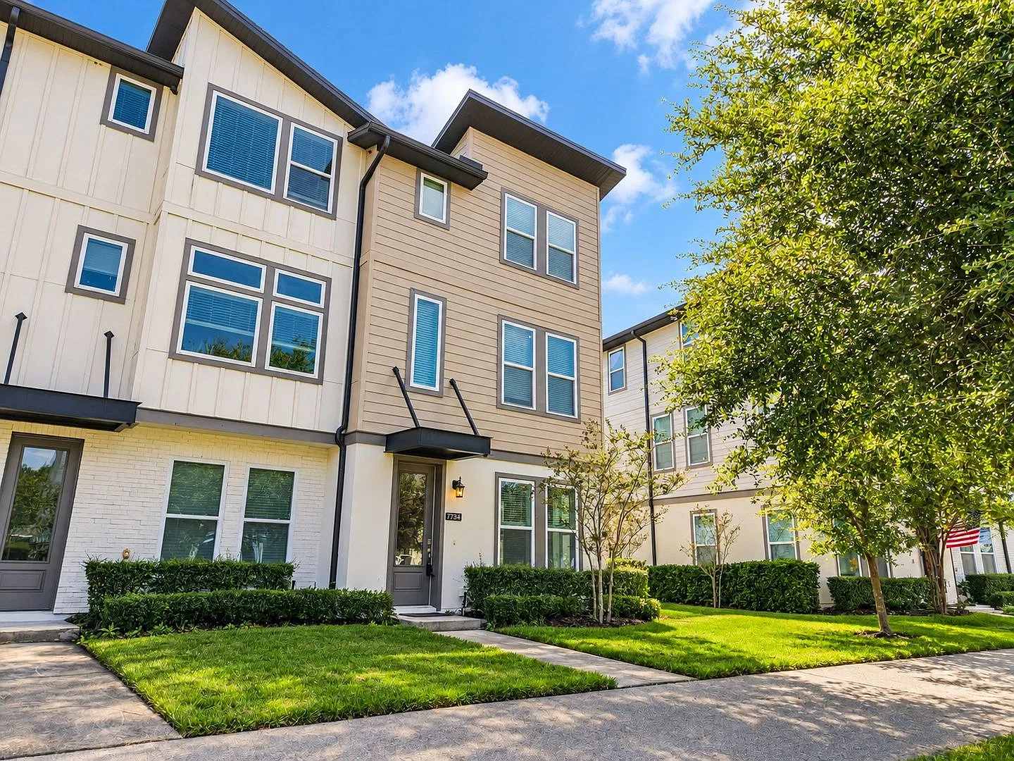 Light-Filled Laureate Park Corner Townhome | 3 Bedroom Suites + Balcony — Photo 2