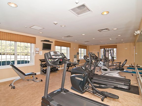 3rd image of 36 Kensington Cir