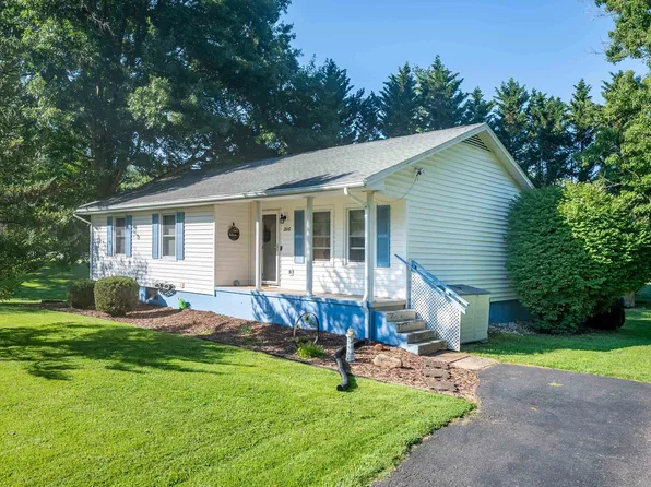 2116 Charlton Ln, Radford, VA 24141
