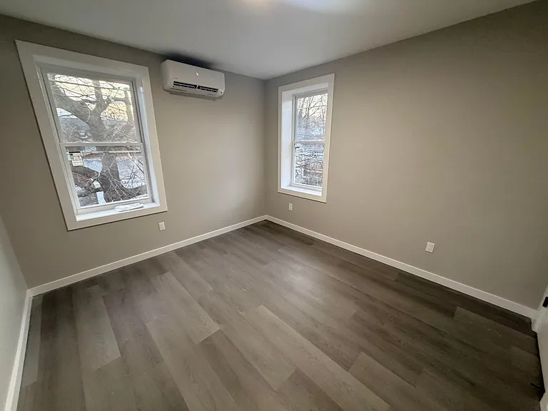 610 Broadway — Photo 4