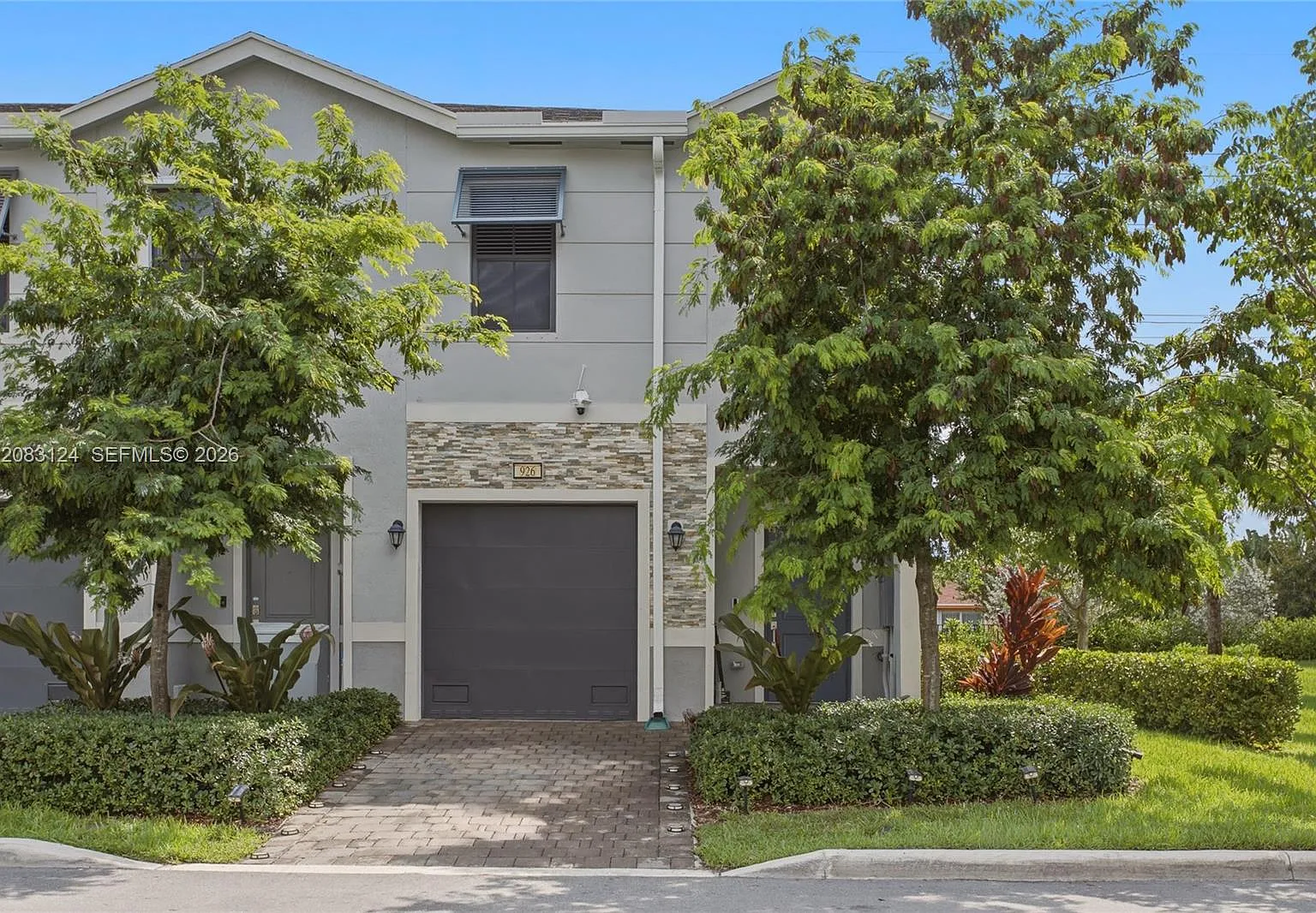 Highland Oaks — Photo 1