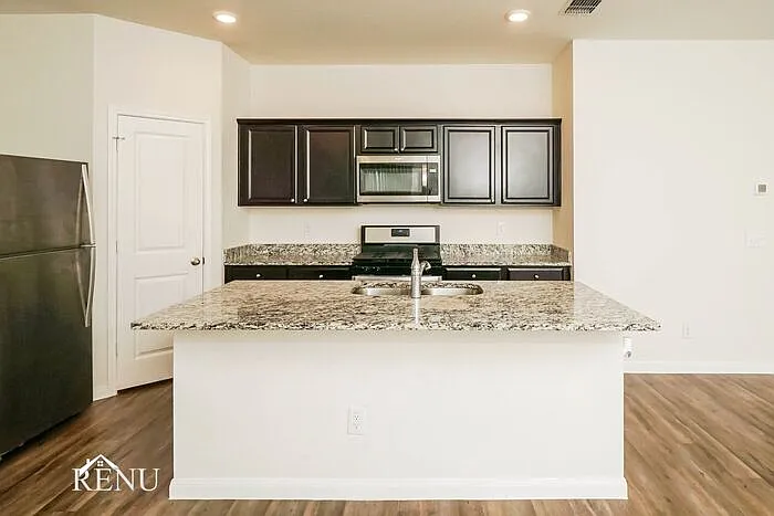 4 bed, 2.5 bath, 2121 sqft, $1,800 — Photo 4