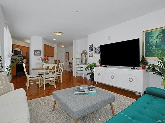 3rd image of 207 Sutton Drive #207