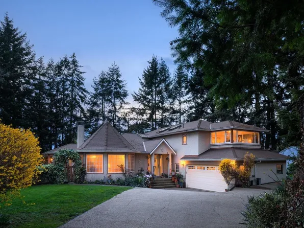 2832 Cadboro Bay Rd, Oak Bay, BC V8R 5J9