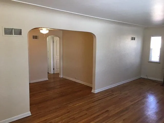 Living room - 3921 S Lincoln St