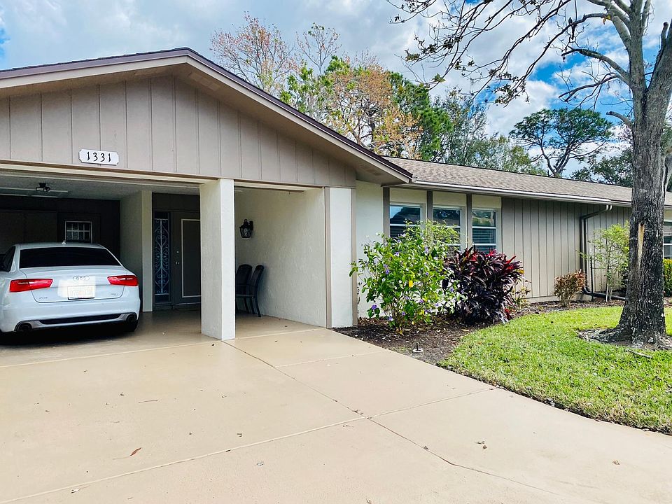 Large villa with carport!