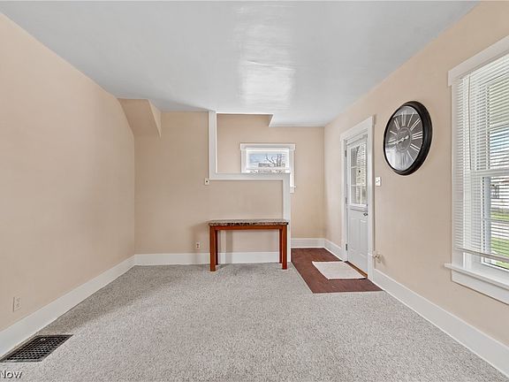 5th image of 618 Broadway St E