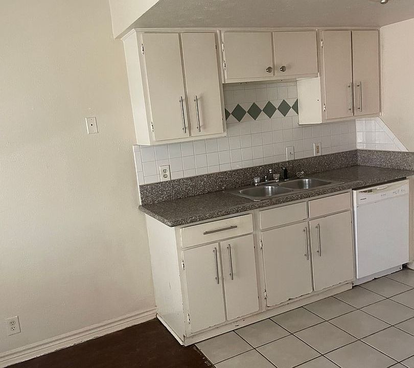 1st image of 2434 Louise St #21