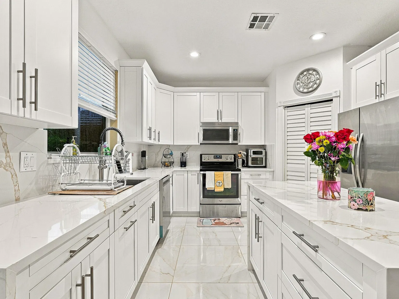 5 bed, 2.5 bath, 2910 sqft, $9,000 — Photo 3