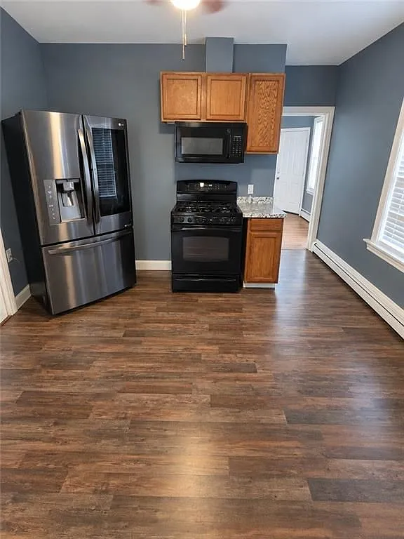 3 bed, 1.0 bath, 1100 sqft, $2,300 — Photo 2