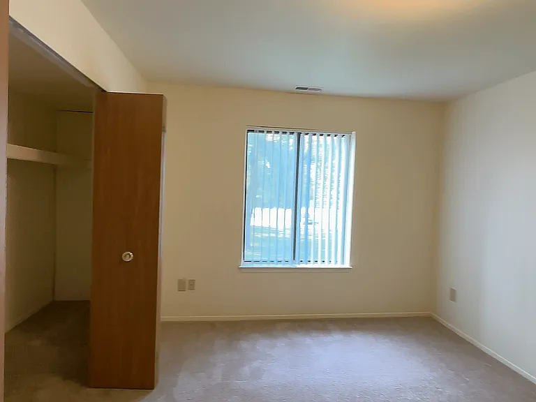 Lakeside Village Apartments — Photo 158