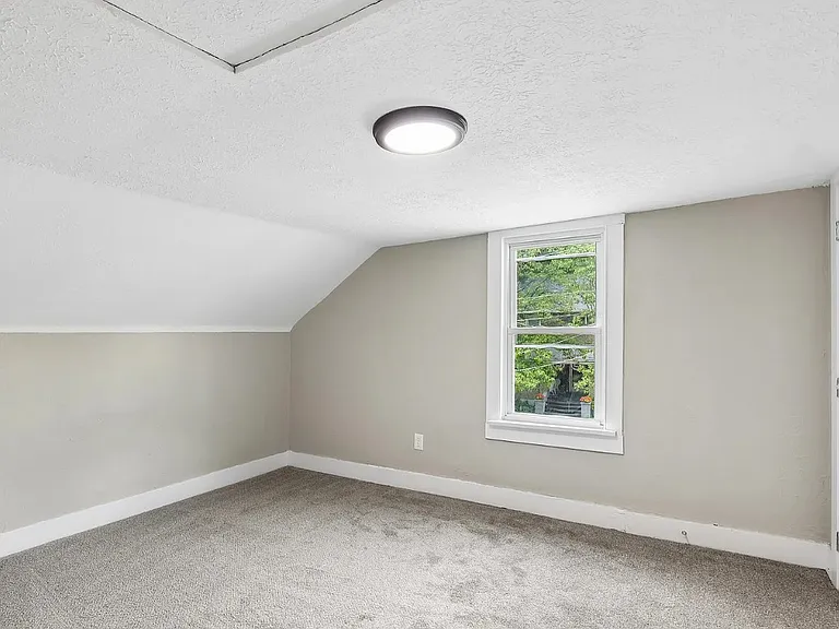 133 E North St — Photo 23