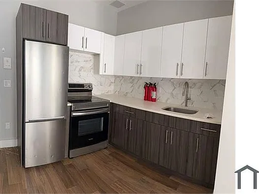 1000 Woodycrest Ave — Photo 2
