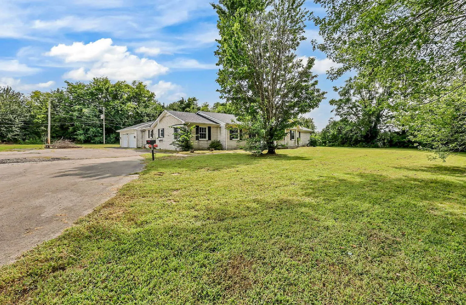 4 bed, 1.5 bath, 2630 sqft, $2,000 — Photo 1