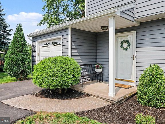 3rd image of 122 Huntley Dr