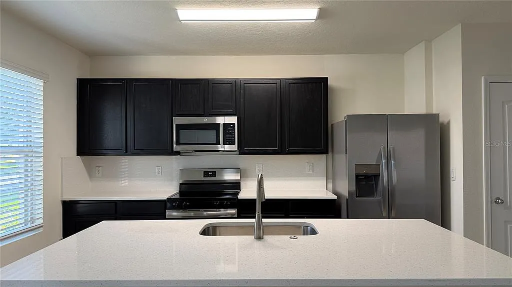 3 bed, 2.5 bath, 1672 sqft, $2,295 — Photo 2