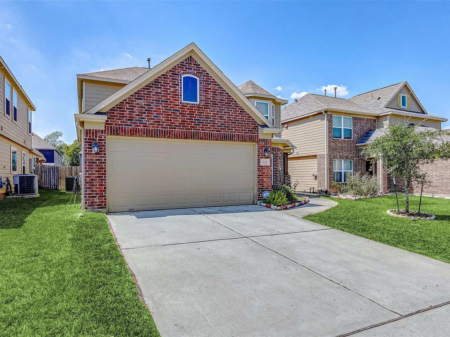 4 bed, 3.0 bath, 2500 sqft, $2,500 — Photo 4