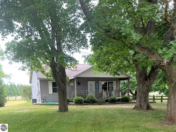 871 Bendon Rd, Interlochen, MI 49643