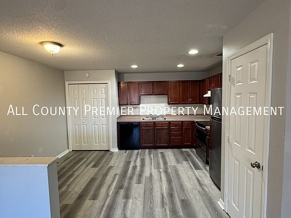 5th image of 2911 SE 52nd Ave Unit 3