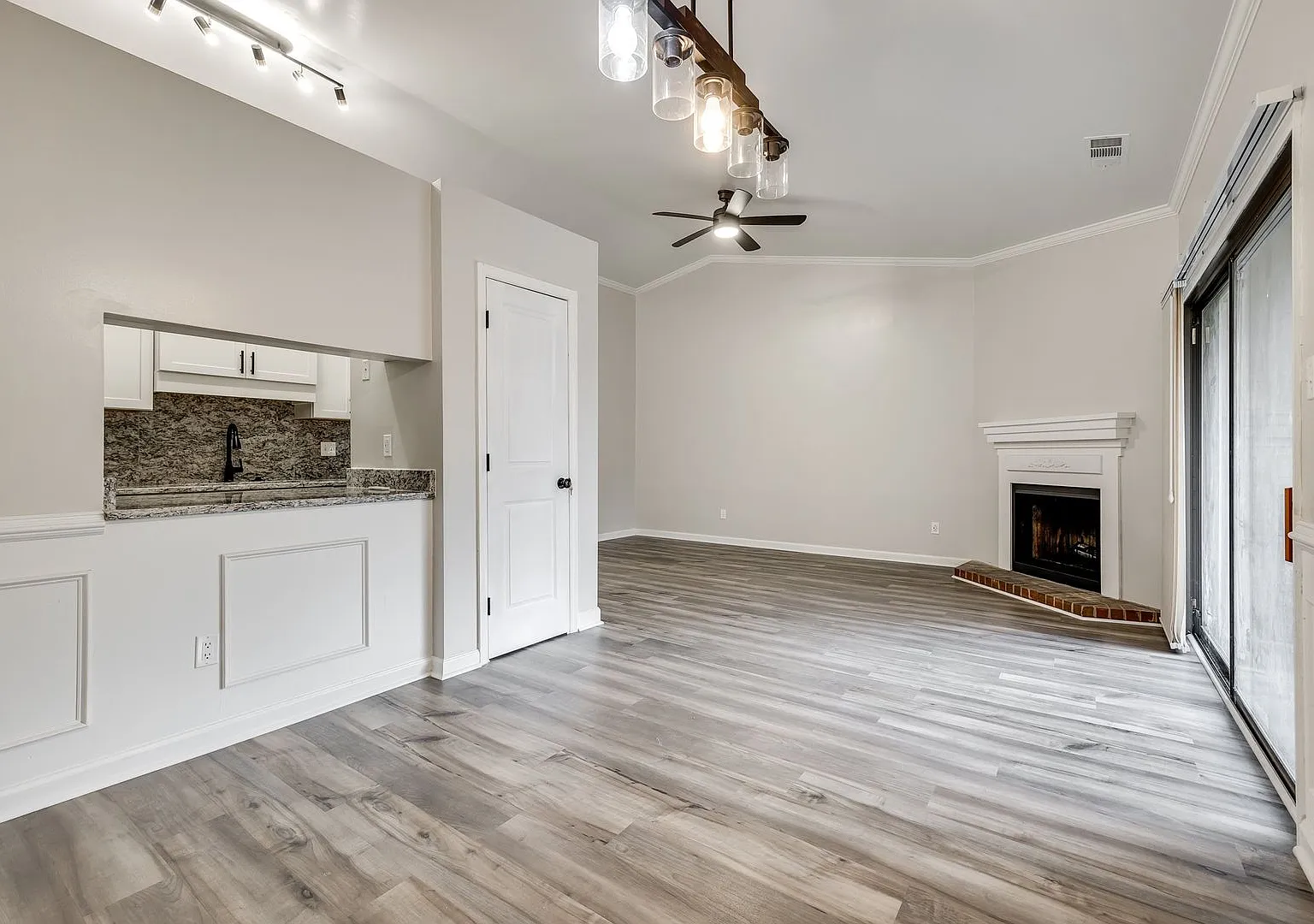 Beautifully remodeled one bedroom, one bath in Lake Wylie Woods! — Photo 4