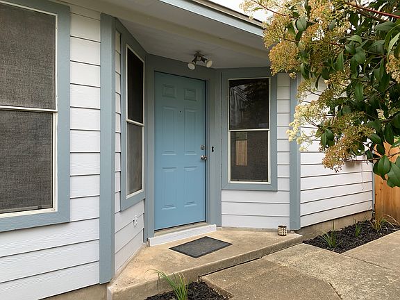 2nd image of 1406 Lantern Light Dr