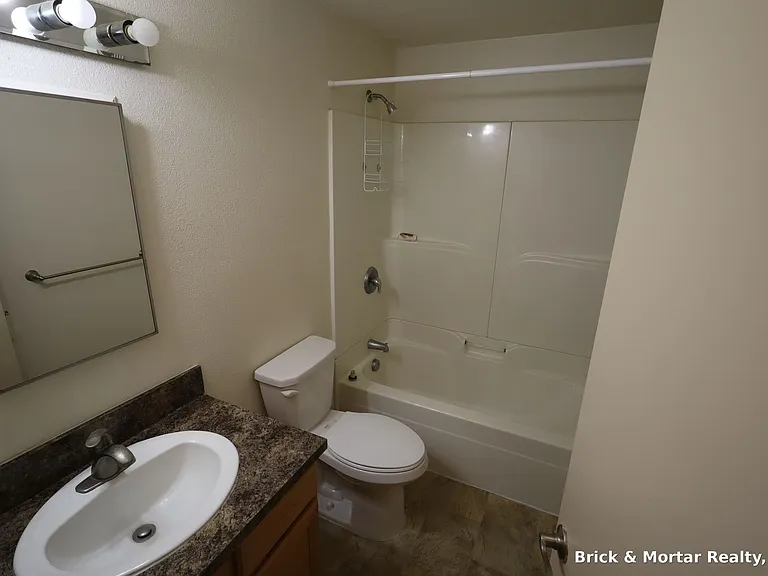 973 E Jefferson St #1-20 — Photo 7