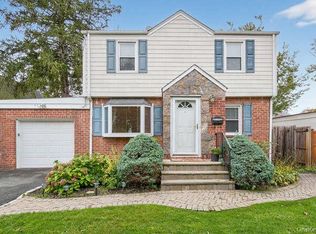 453 Andrews Rd, Mineola, NY 11501