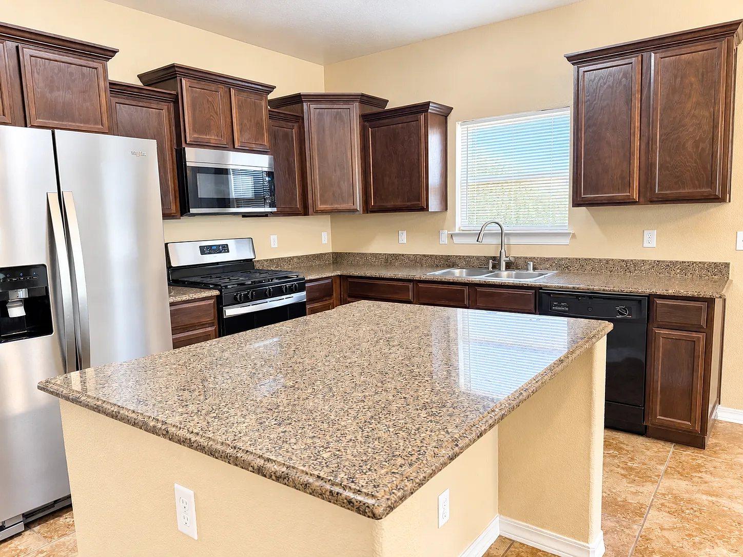 4 bed, 2374 sqft, $2,095 — Photo 3
