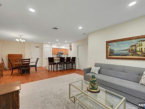 5th image of 189 Forest Ave #211