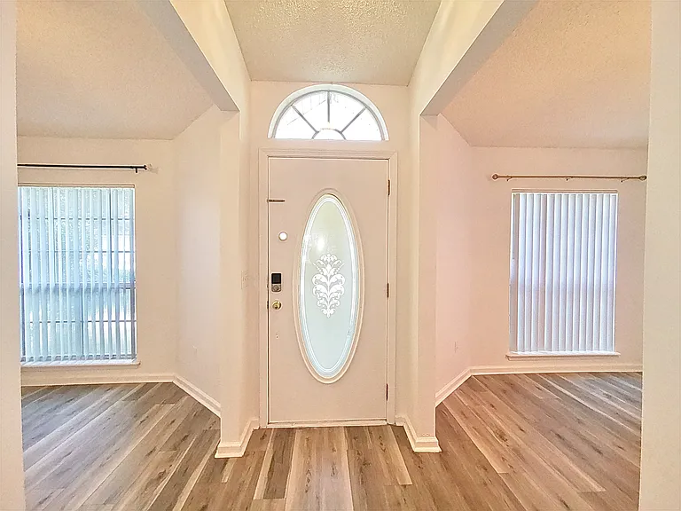 2107 E Willesdon Dr — Photo 2