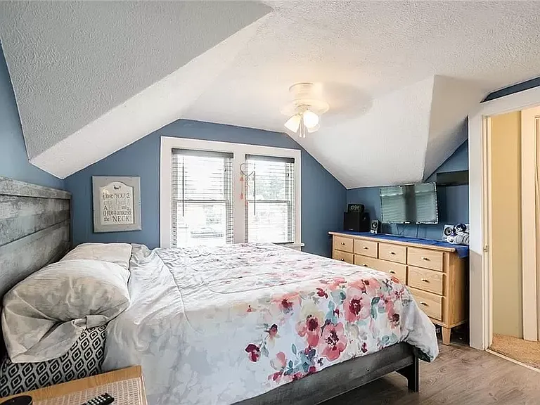 422 Westchester Ave — Photo 11