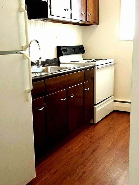 Lovely kitchen. Just waiting for you to cook in it.