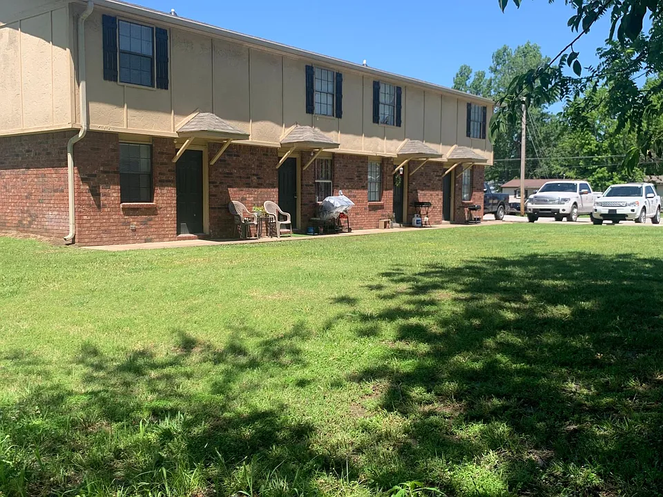 408 E Redwood St