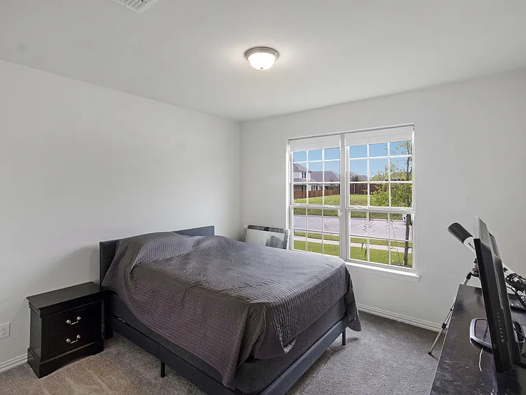 1St FL Guest room next to full bath