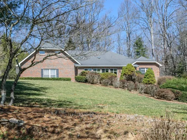 108 Sky View Ln, Hendersonville, NC 28739