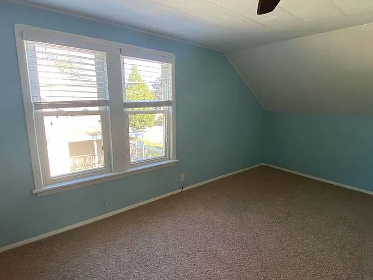 1009 N Oneida St — Photo 13