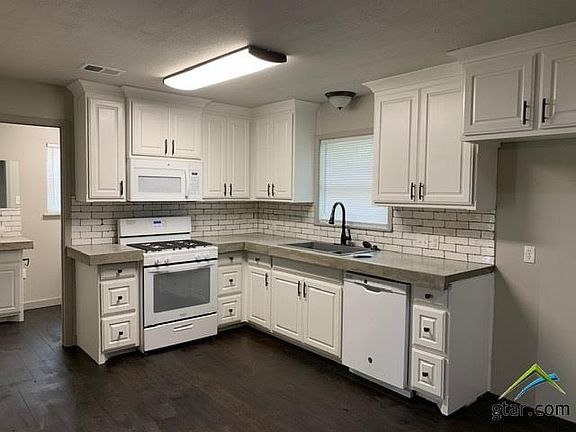 3rd image of 103 N Rainbow Dr
