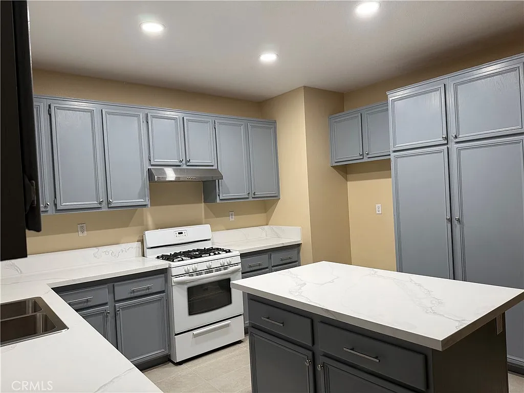 3 bed, 2.5 bath, 1787 sqft, $3,450 — Photo 2