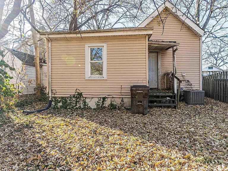 2410 N Ellis St — Photo 3