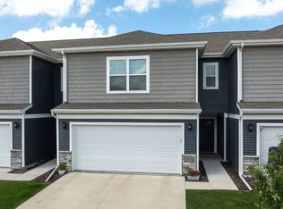 2594 Anne Ln, Hiawatha, IA 52233