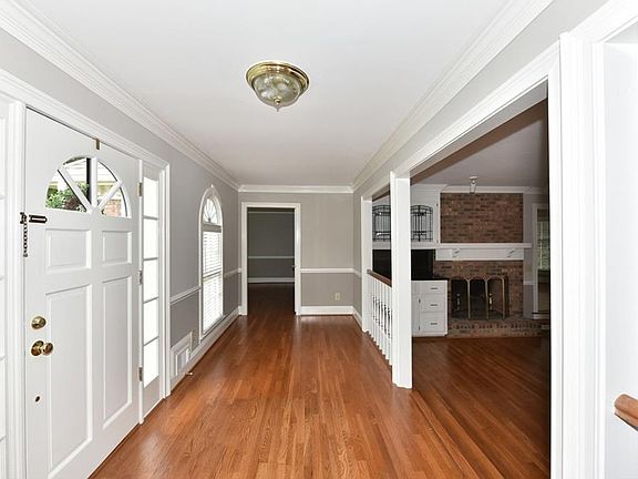 4th image of 792 Leonard Ct