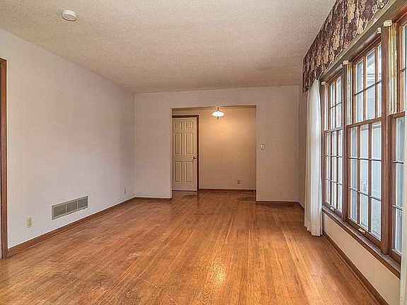 2nd image of 1009 S Palmer Dr