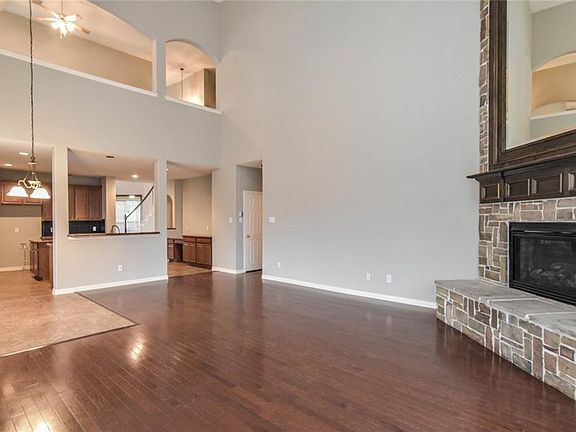 5th image of 2392 Chenault Dr