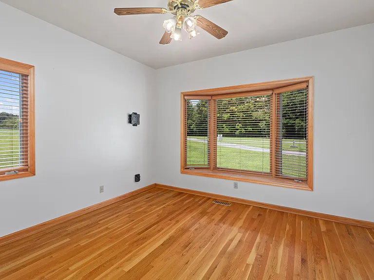 1221 Hawthorne Ln — Photo 23