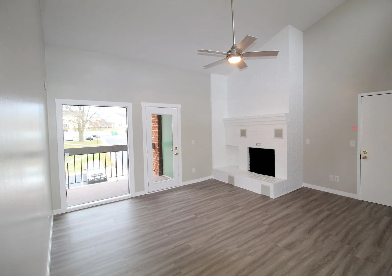Remodeled 2 bedroom 2 bath condo on the top floor with vaulted ceilings - 1026-12 Blue Ridge Dr. — Photo 3