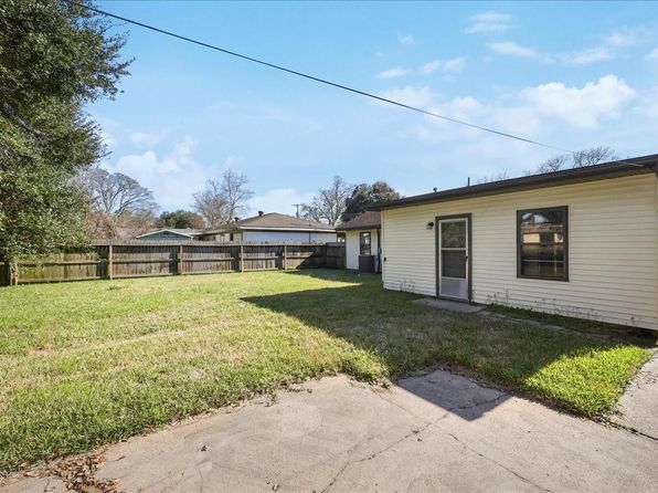 623 S 8th St, Nederland, TX 77627